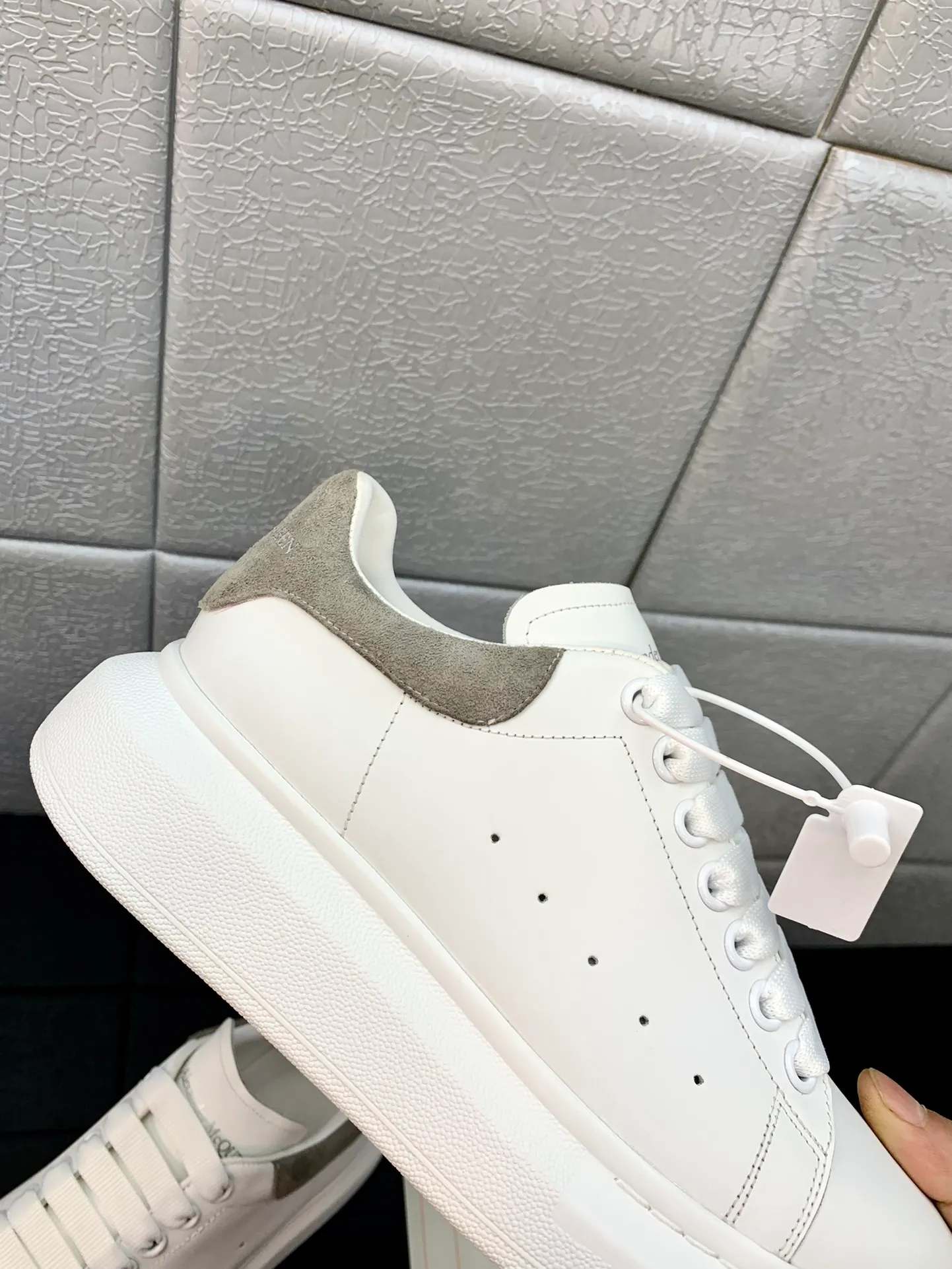 👟👟Ex-factory price👟👟Ex-factory price 480👟👟 2022 latest upgraded version The latest McQueen white shoes original 1⃣: 1⃣perfect replica ☑Deliver the latest counter full set of packaging🎁Full series of color styles are constantly updated🥳🥳 🔺Fabric: Customized original matte silk cowhide 🔺Inner lining: imported water-dyed sheepskin lining/original customized soft cowhide pad 🔺Feet: ultra-clear high temperature air pressure logo➕soft latex pad 🔺outsole: rubber T👟👟factory price👟👟factory price U vacuum bottom/I👟👟factory price👟👟factory price original foam bottom, thick bottom about 4cm 🔺Size: Female M34-40 Male M39-45